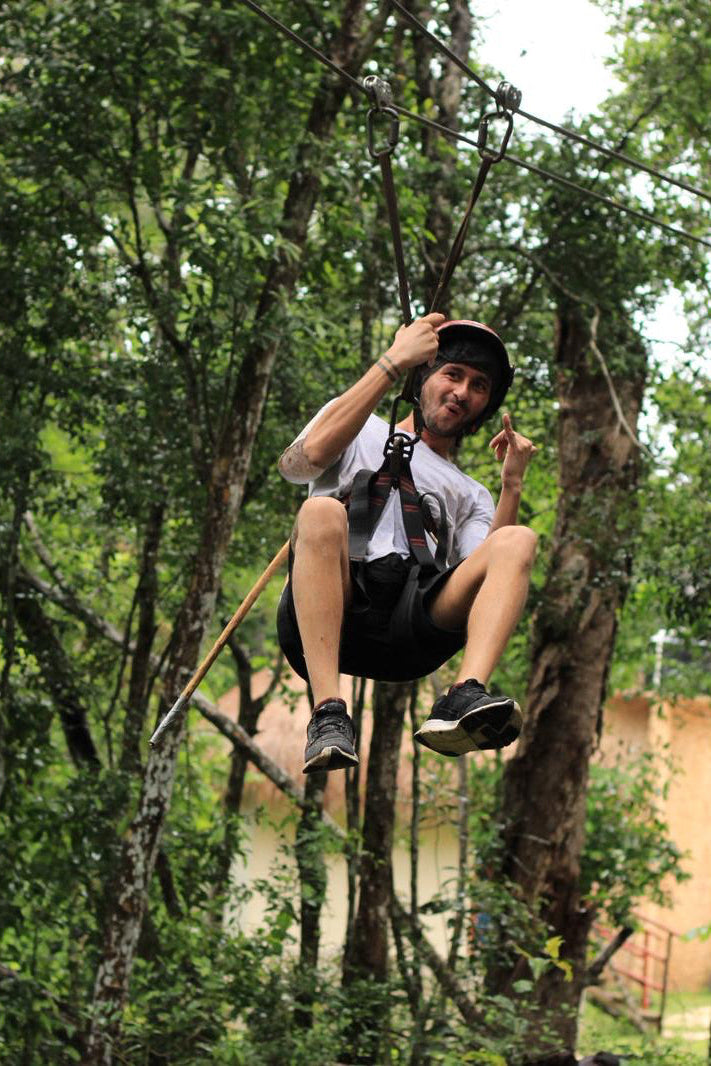 CHEVAL DANS LA JUNGLE ET CENOTE