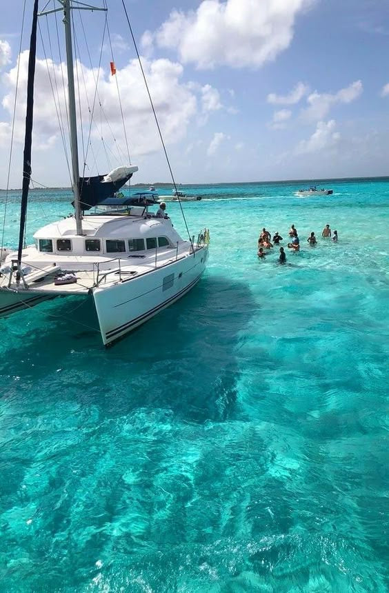 EL CIELO CATAMARAN + BEACH CLUB