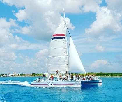 EL CIELO CATAMARAN + BEACH CLUB
