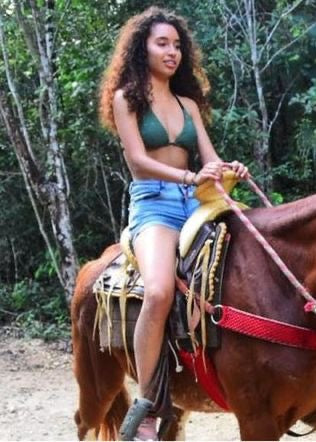 CHEVAL DANS LA JUNGLE ET CENOTE